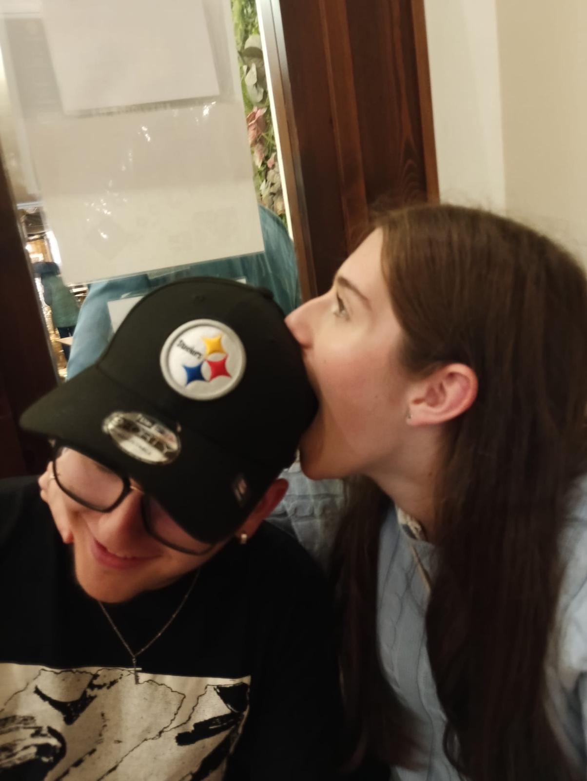 Neus besando la gorra de Hugo